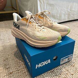 Women’s Hokas Clifton 9